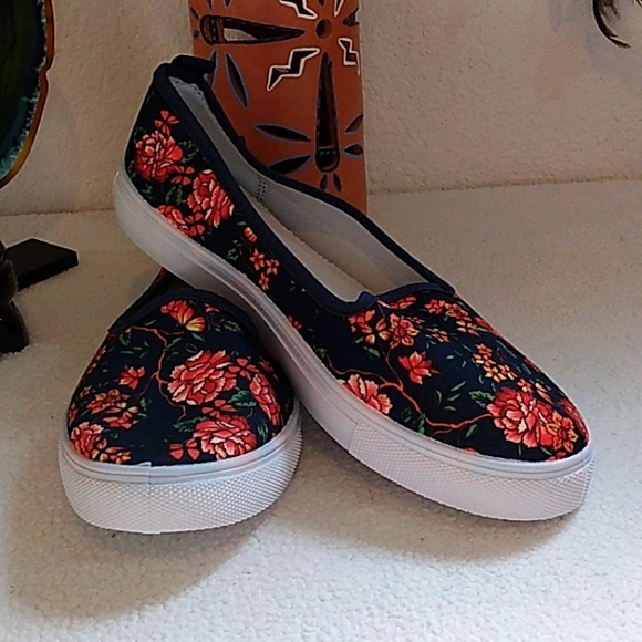 SALE! NWT! Skyline Collection Super Cute Floral Shoes - Picture 3 of 7